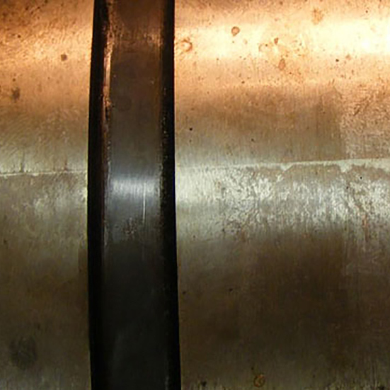 Line on a spherical roller outside diameter caused by a split housing design